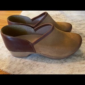 Dansko Brenna Burnished Suede Tan Clogs 40 NEW